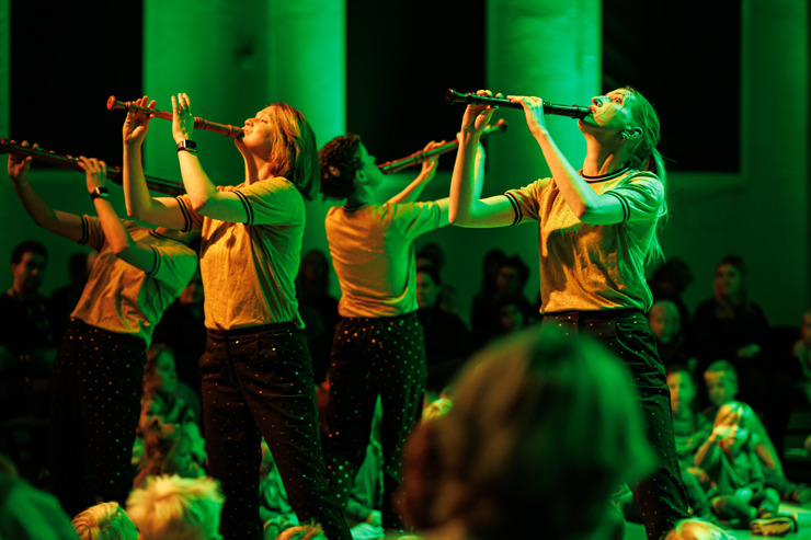 Woodpeckers på scenen med publik runt omkring.