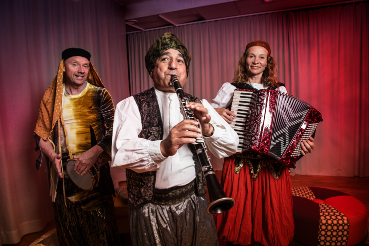 Bild på de tre musikerna som ingår i produktionen Godismakaren