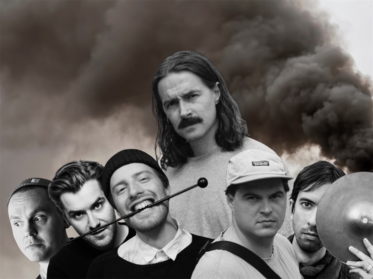 Montage med sex manliga musiker, en med en cymbal för ögat och en med trumpinnar i munnen. I bakgrunden syns mörk rök.