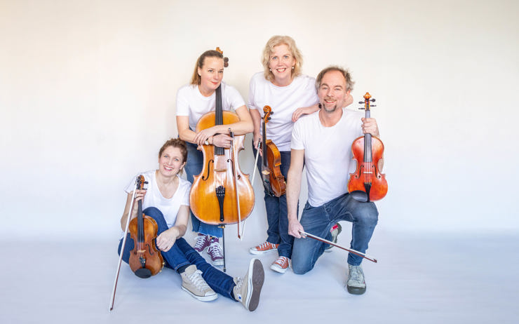 Gruppfoto på medlemmarna i 16 strängar.