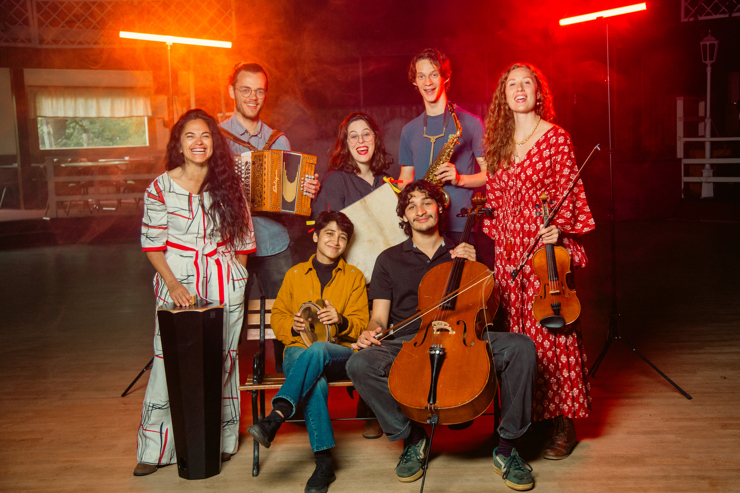 Gruppbild på fem unga musiker och deras två mentorer. 