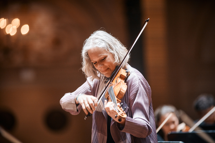 Isabelle van Keulen in action med sin violin